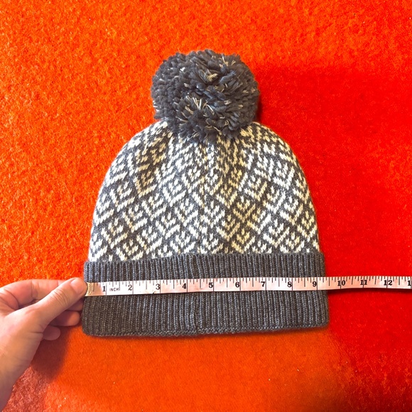 Eco-friendly gray and white Nordic wool blend jacquard pompom tuque hat NWT - Picture 7 of 8